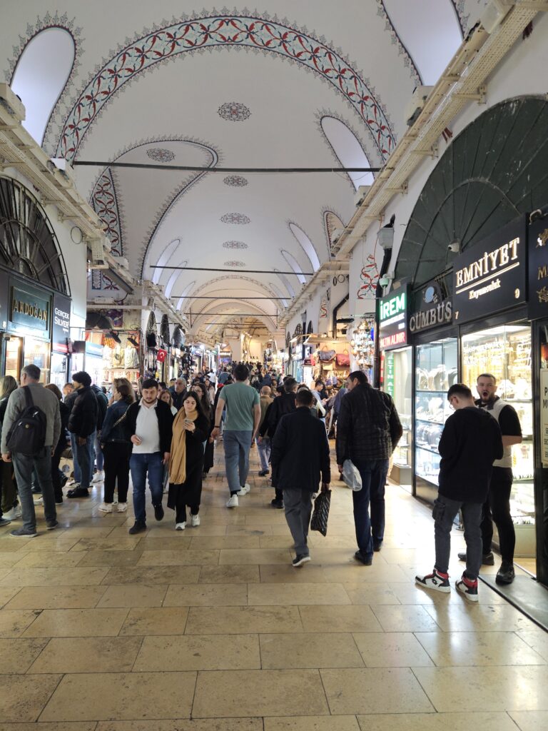 Experiencing Istanbul Alone: A Guide to Cultural Awareness